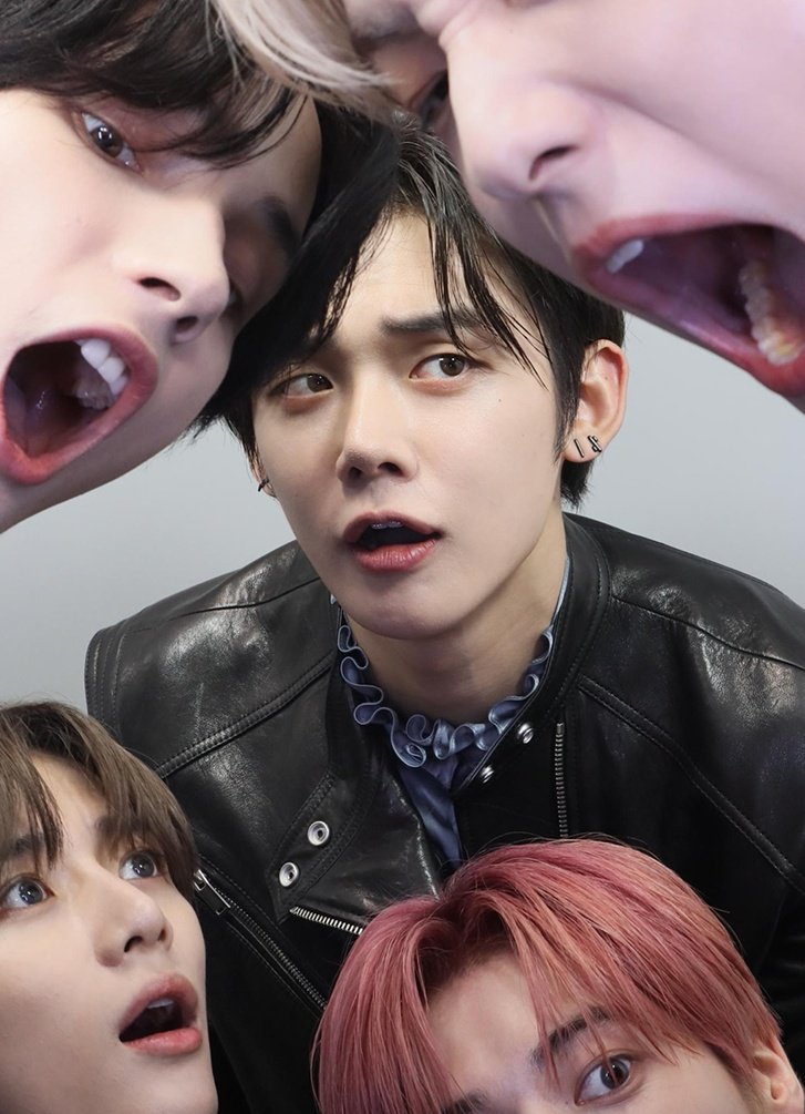 yeonfarie's tweet photo. a cat with his puppies https://t.co/5NGl5H3Mku