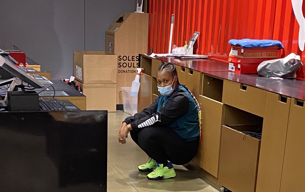 bigj1014's tweet photo. Customers coming in right before closing had shawty like the Popeyes employee 😂😂 https://t.co/oYU4E0sDdm