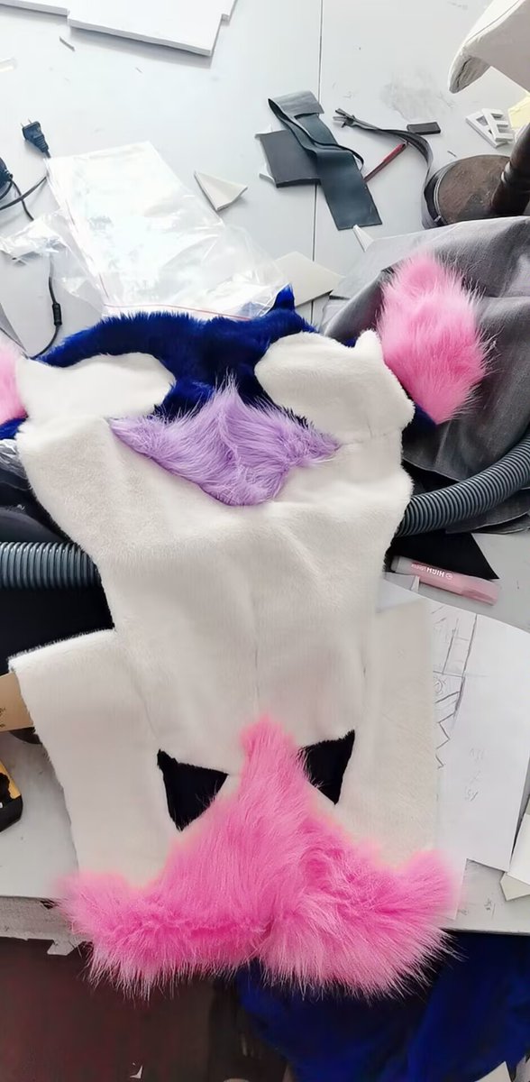 Crafting the commission of Furrykuko ,tight body fursuit with all part connect together.