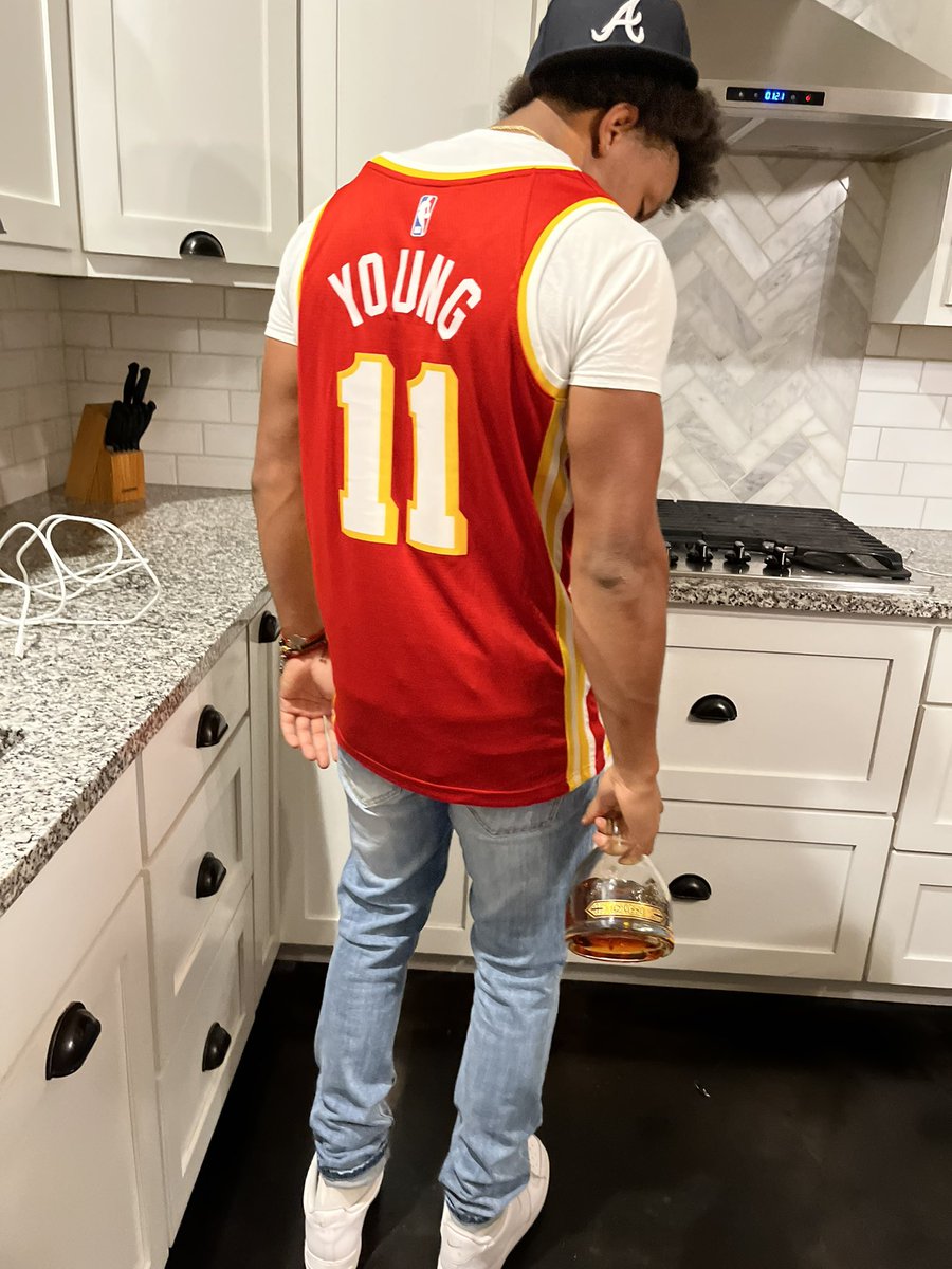 gslimmmmm5's tweet photo. Trae Young we stay shootin deep 🎯 https://t.co/TYMi37wj1g