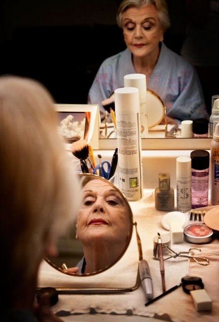 CitizenScreen's tweet photo. Dame Angela Lansbury at her dressing table. 

Making magic for decades. https://t.co/suIhQ9HNS4
