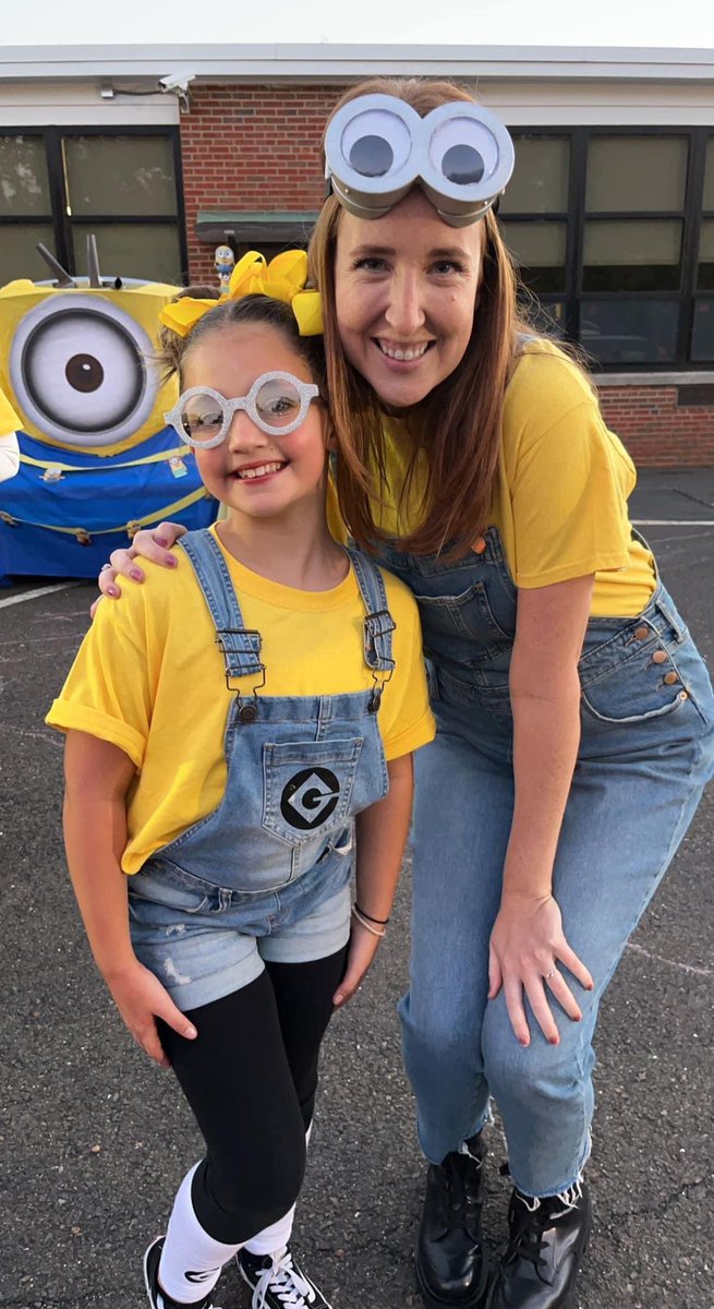 MrsDummeldinger's tweet photo. McGalliard is one in a minion!!! Happy Trunk or Treat! 💙💛 @htsd_mcgalliard @WeAreHTSD https://t.co/srJFFRc6kR