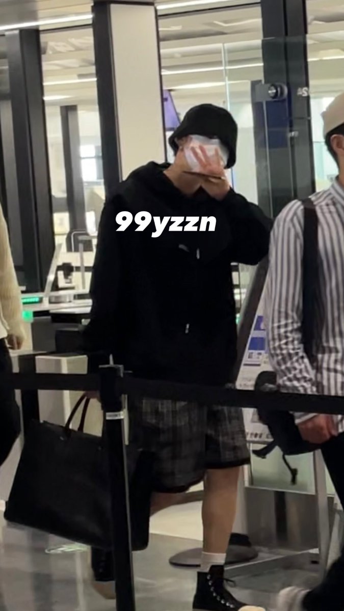 99yzzn's tweet photo. 221016 NRT 출국 ♡  ̖́-
#투모로우바이투게더  #TXT           
#TOMORROW_X_TOGETHER
#연준 #YEONJUN #ヨンジュン https://t.co/tFK7cu3fn5