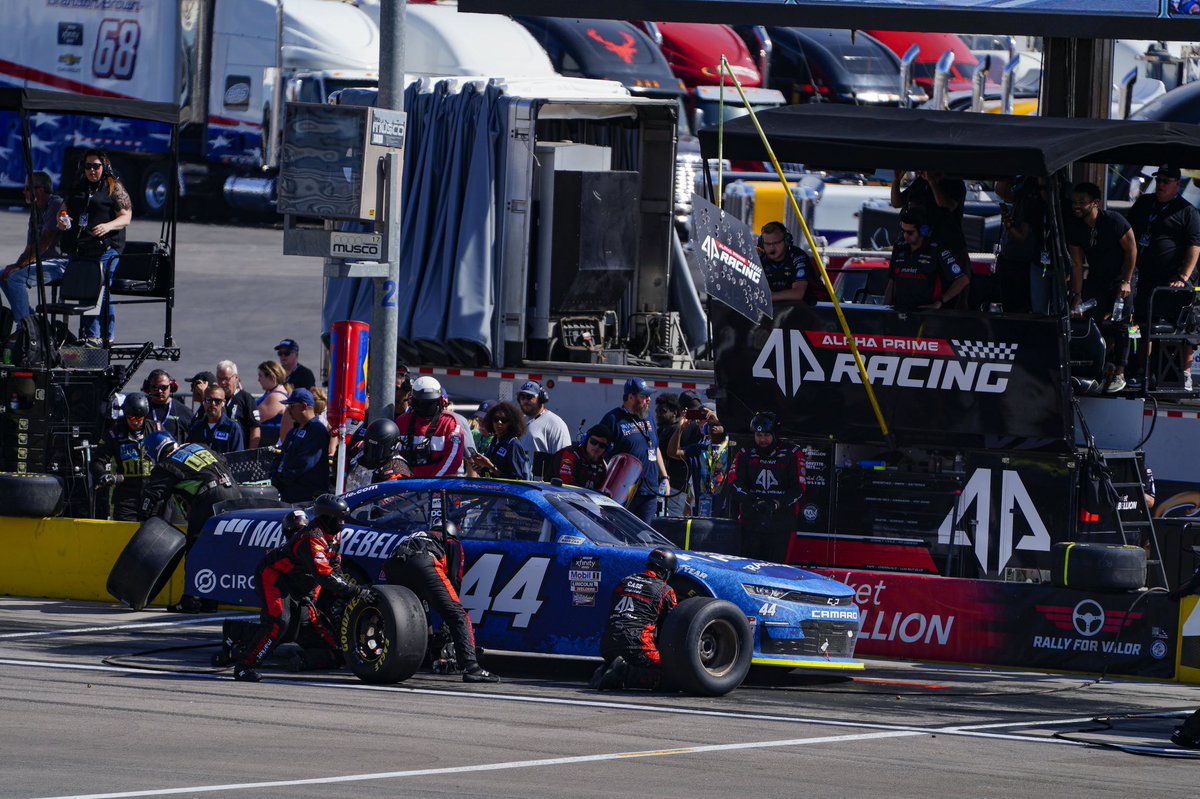 P20 today in Vegas. I had a blast mixing it up with the front runners for a little bit and searching for grip throughout the day. @TeamAlphaPrime brought a solid piece and @ThePickleGang had great stops all day. Excited for Martinsville and Phoenix with these guys! #teamchevy