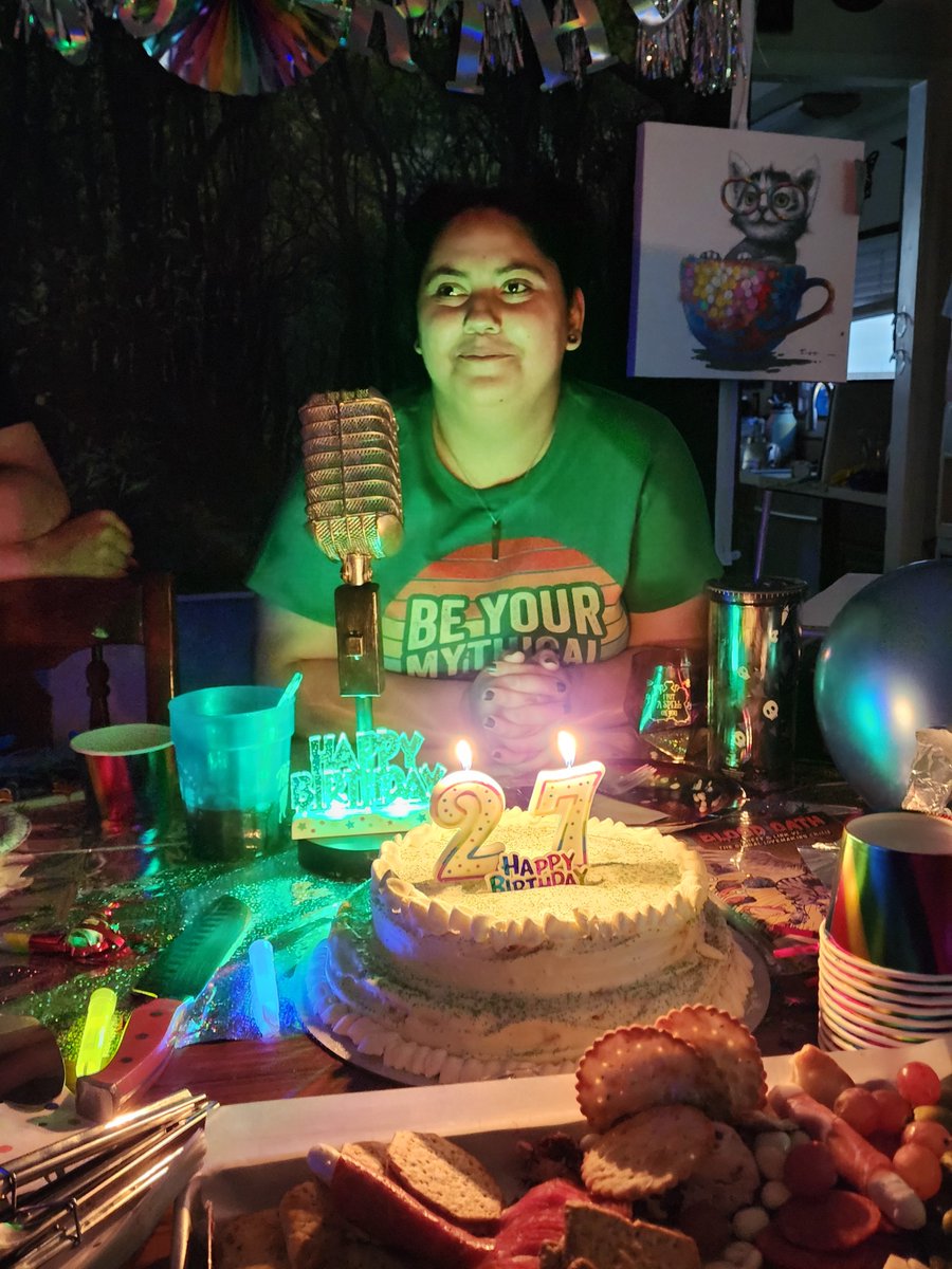 Lil_MissLiving's tweet photo. This year my mom threw me a GMM themed party! 😭❤️ @Mythical #goodmythicalmornimg #gmm https://t.co/sDJod5Hy90