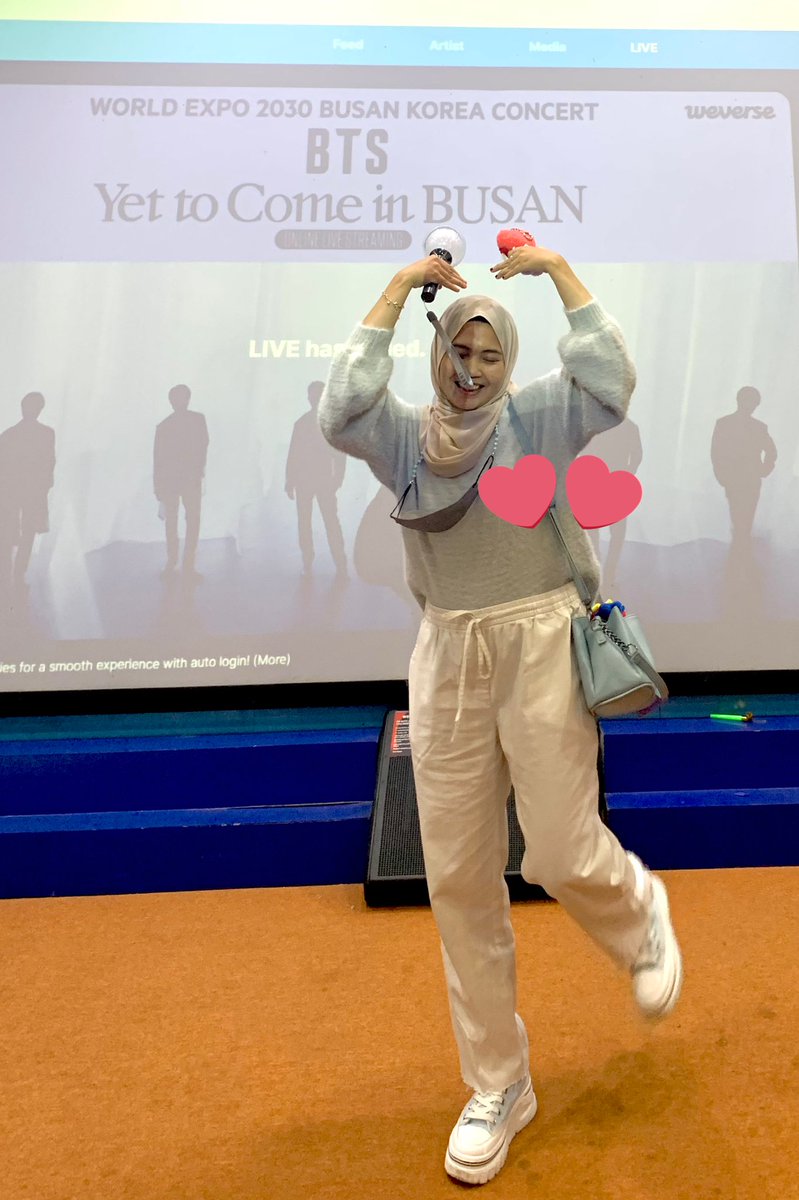Semmicolon1's tweet photo. My mood recovery full💜💜#BTS_YetToCome_Weverse_LIVE https://t.co/8aETJpitVD