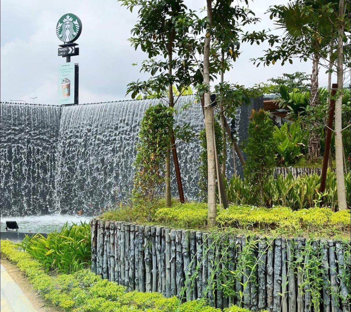 staycationig's tweet photo. Cantik juga Starbucks DT ni. Dengan konsep kehijauan. Tenang ja mengopi. 

 📍 Bamboo Hills KL, off Lebuhraya Duta-Ulu Kelang, Taman Bamboo, Segambut, KL https://t.co/iAOowfiQNf