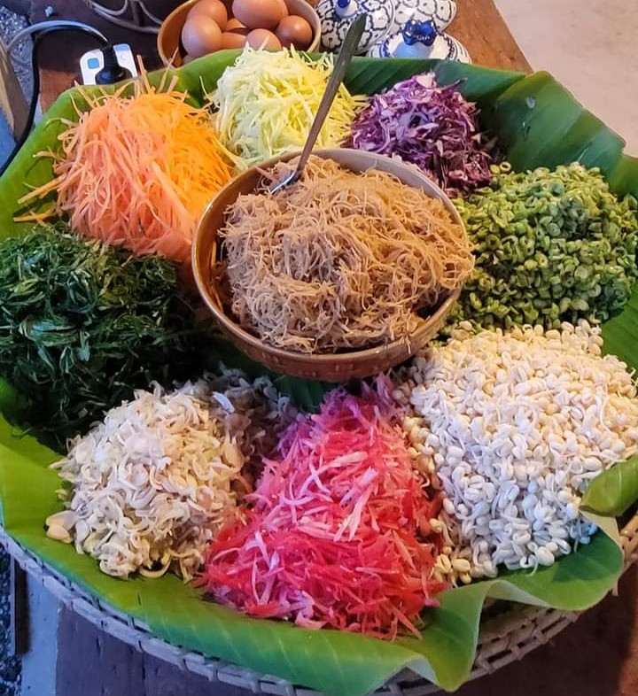 suhadyai's tweet photo. มั่วเหมือนข้าวยำ แต่หม่ำแล้วจะติดใจ https://t.co/hcIx0PYqIP