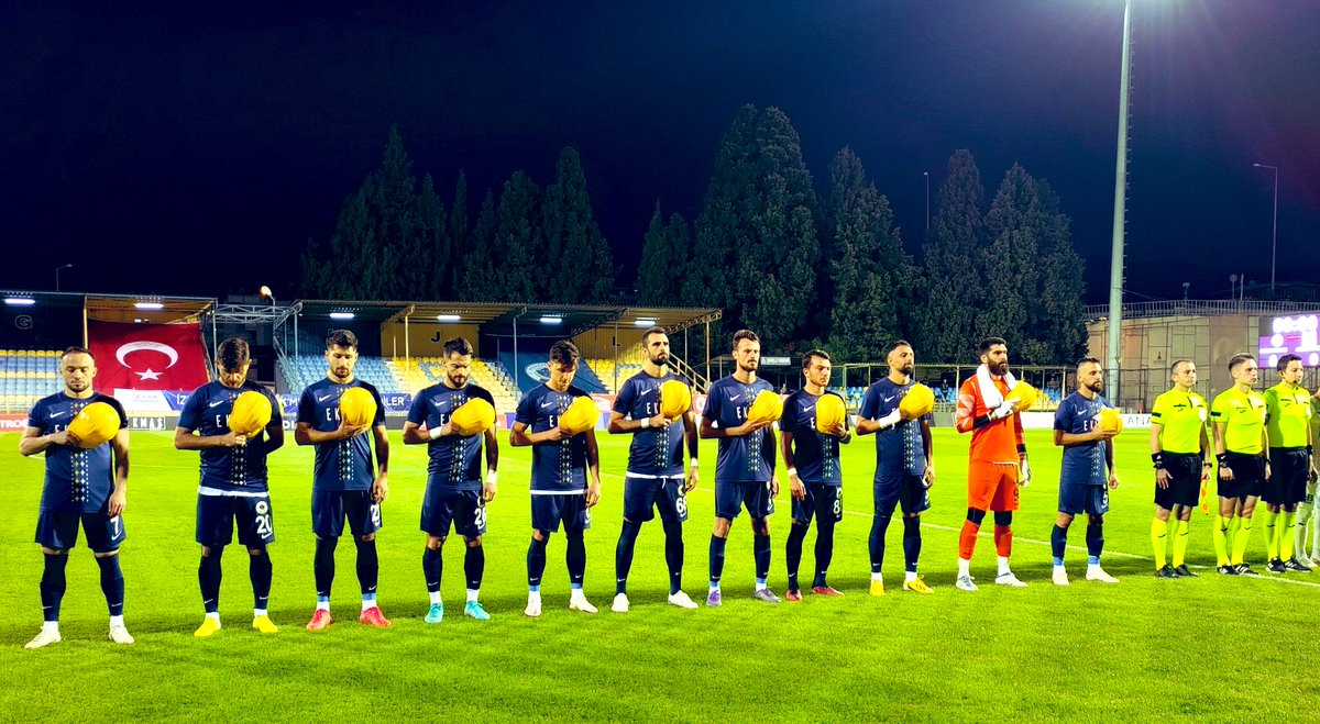 TFF 2. Lig Beyaz Grup'ta Menemen FK-Arnavutköy Belediyespor karşılaşmasına Menemen FK'li futbolcular Bartın'daki maden ocağında meydana gelen patlamada hayatını kaybeden maden işçilerinin anısına sahaya madenci baretiyle çıktılar.