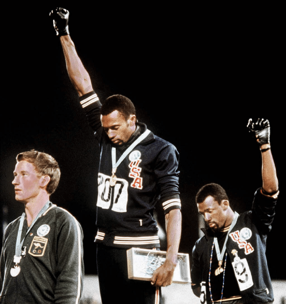 Il #16ottobre 1968 espulsi #TommieSmith e #JohnCarlos dalla nazionale olimpica Usa in Messico. Dopo la finale dei 200 (1° e 3°) erano saliti sul podio scalzi ascoltando l’inno a capo chino, sollevando un pugno con un guanto nero a sostegno di Olympic Project for Human Rights.