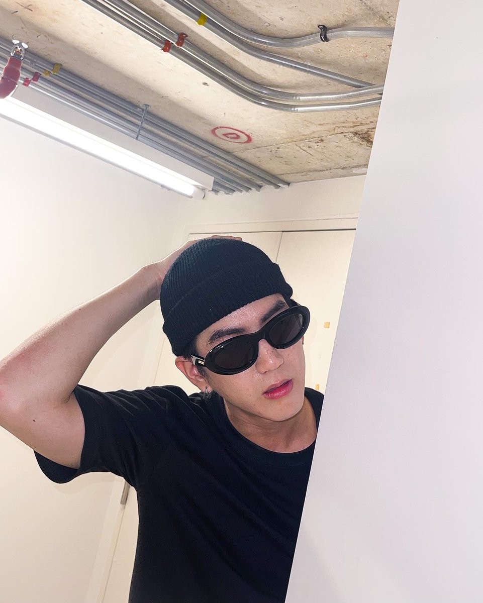 Sea_tawinan's tweet photo. J = 🕶️ Love SunGlasses Thx https://t.co/yQut7xReM5
