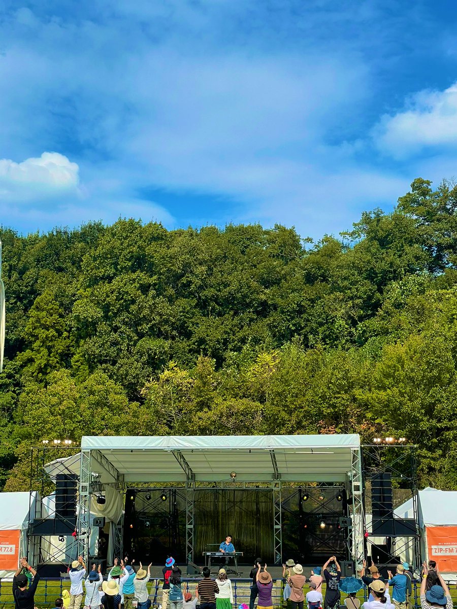 Sakai_Official's tweet photo. #さかいゆう in #グリゴー
青空の下で気持ちいいステージでした☀️ありがとうございました！
ご参加の皆さん、最後まで楽しんでくださいね😊
♪BACKSTAY
♪ストーリー
♪Whale Song
♪故郷
♪君と僕の挽歌
@_GREEN_and_GOLD 

11/30発売🆕アルバムもぜひcheckしてください‼️
https://t.co/Mu39pNynCE https://t.co/cp2XccR0zo