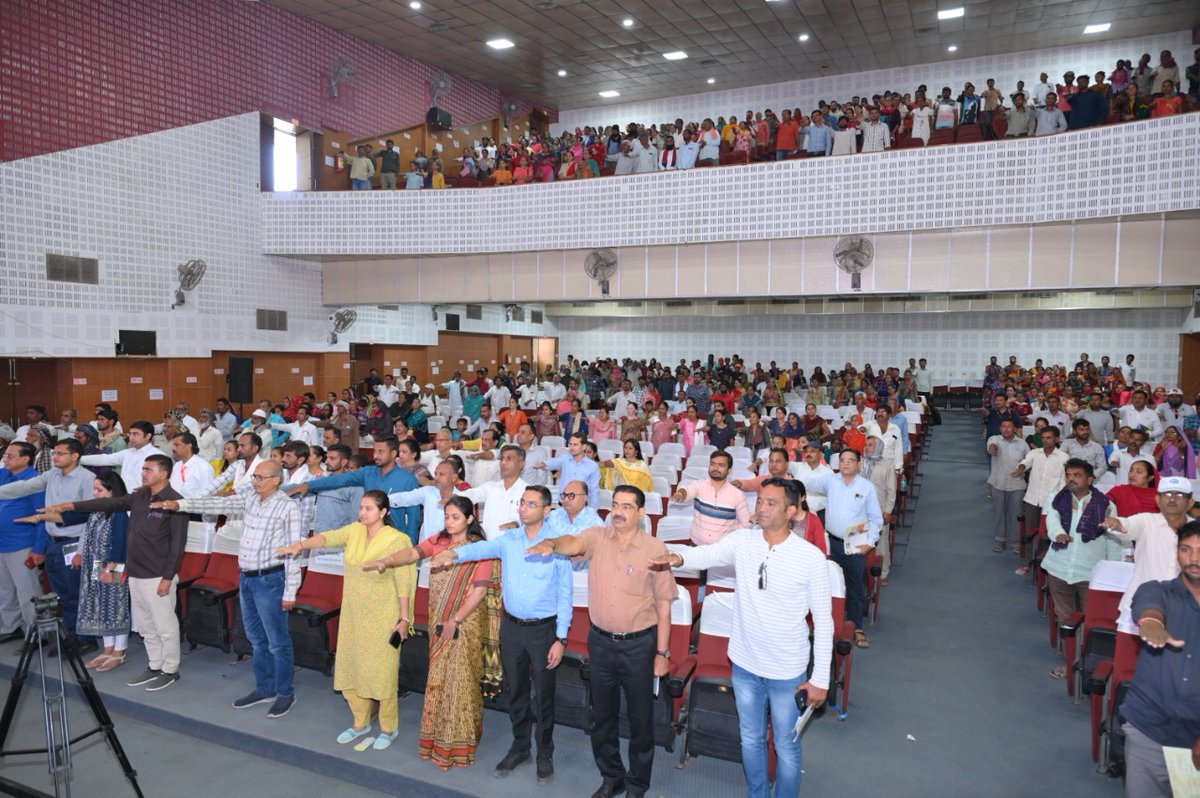 ભુજ ખાતે યોજાયેલા જિલલાકક્ષાના Garibkalyan મેળા દરમિયાન નાગરીકો દ્રારા લોકશાહી ના પર્વ માં ભાગ લઈ મતદાન કરવા અંગેના શપથ લેવામાં આવ્યા.
@CollectorKutch <a href="/DydeoK/">DyDEO Kachchh</a> <a href="/BhujPrant/">SDM, Bhuj & ERO 003-Bhuj Assembly</a> <a href="/Sveep/">yakup</a>