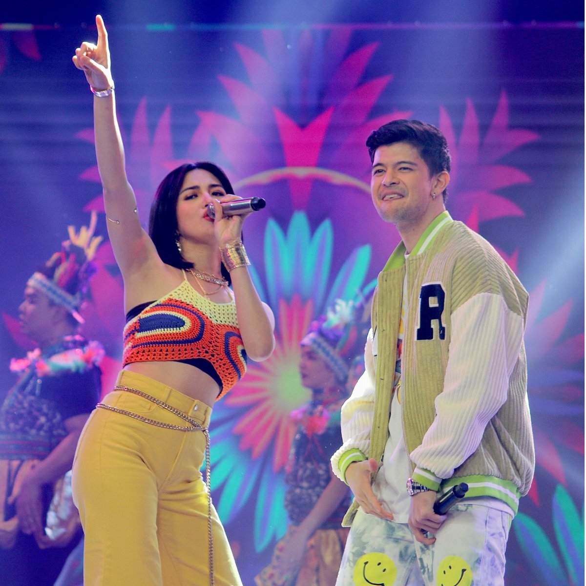 AllOutSundays7's tweet photo. Kaway-kaway sa mga #JulieVer fans d'yan! 👋

#AllOutSundays 
#AOSLabyuPalangga https://t.co/RPavevc3h3