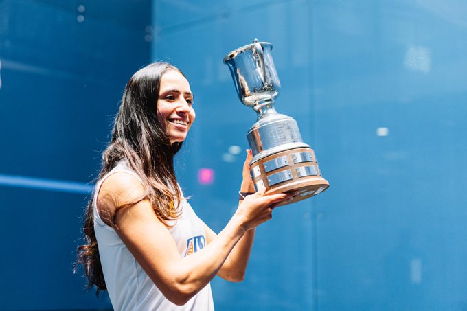 Nouran Gohar holds the U.S. Open trophy aloft