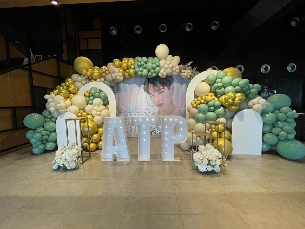 CherryClubCN's tweet photo. 生日快乐我们的小朋友。🎂🎂
Hope you were the moon never chage
Cause we will be the stars always chase.
Even the mountains and sea
are between us
Babiis will be with you every precious time.
@AtthaphanP 
#BirthdayBabyGunGun 
#กันอรรถพันธ์
From 🍒Cherry Club Chinese babii https://t.co/3SR4nuoLuk