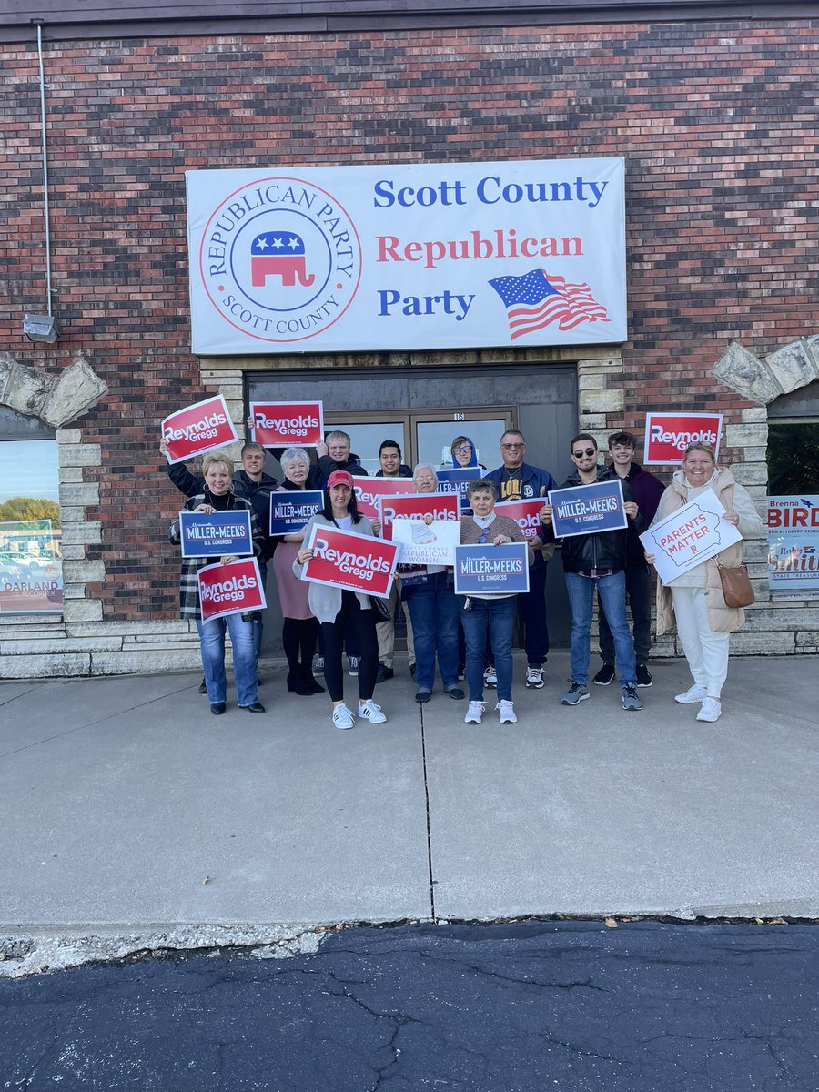 YoungIowaGOP's tweet image. It was the perfect day to hit the doors! We hosted a @yrnf Deployment to Des Moines while our QC Chapter partnered with the Republican Women in Scott County. YRs made more than 12,500 voter contacts in Iowa today! #WeAreTheRedWave