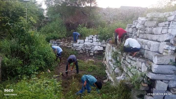 yuva_brigade's tweet photo. #SwachhBharat #SwachhMandir #SBMG 
#YuvaBrigade volunteers of Hunasagi and Surapur cleaned the temple established by Jogaba Rabbe in CE 1103 at #Yadgir https://t.co/o3JSCsAj5q