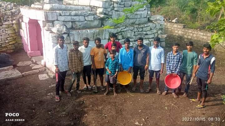 yuva_brigade's tweet photo. #SwachhBharat #SwachhMandir #SBMG 
#YuvaBrigade volunteers of Hunasagi and Surapur cleaned the temple established by Jogaba Rabbe in CE 1103 at #Yadgir https://t.co/o3JSCsAj5q