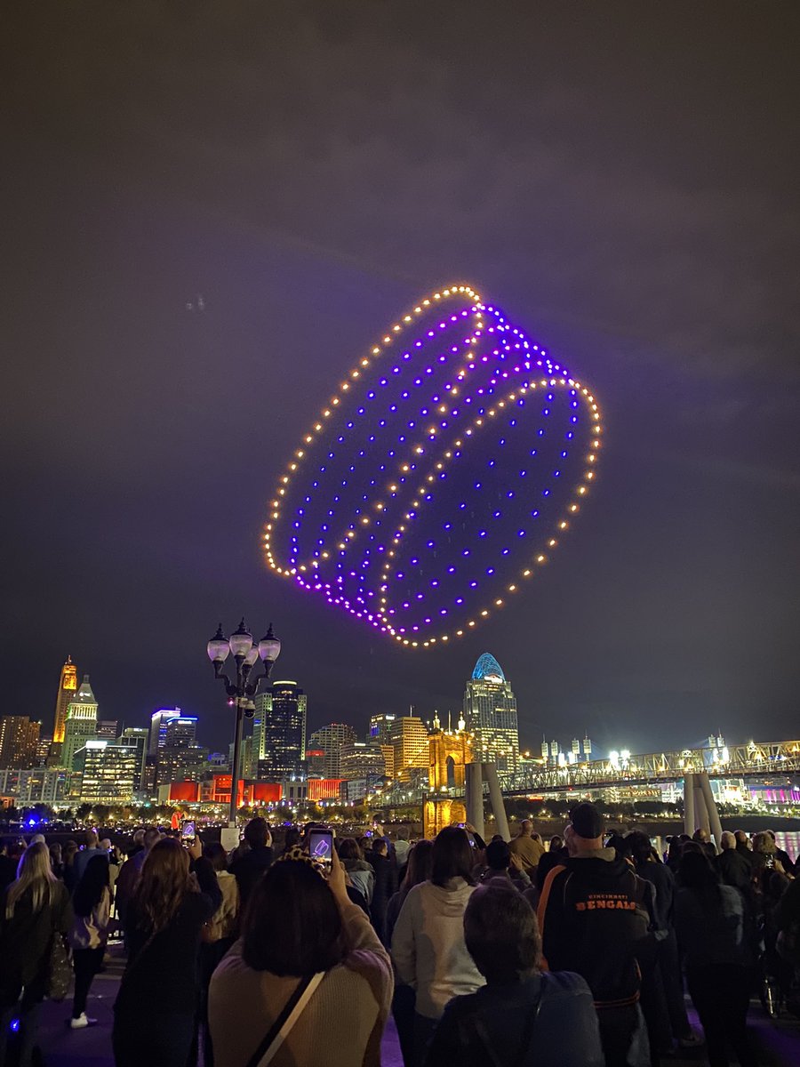 ArtsWave's tweet photo. Capping off Saturday evening’s @BLINKcincy with an amazing @altafiber drone show! #CincyArts https://t.co/hoRz9wrVxb