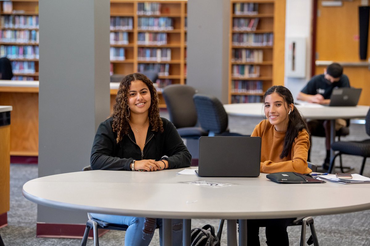 fcpsES's tweet photo. ¡Nuestros estudiantes de ciencias de Mount Vernon @MVMAJORS plantean la hipótesis de que nos espera un gran fin de semana! 🔍 #TGIFCPS https://t.co/FnAMSN0BcR