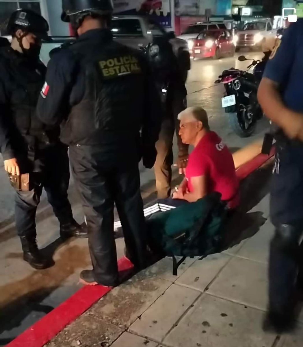 StockerMr's tweet photo. #TriplemaniaXXX el #Shoker vs los polis https://t.co/tmmZs2BbaU