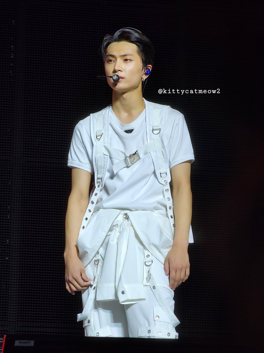 kittycatmeow2's tweet photo. his intense stare 🥴
#ENHYPEN_JAY #ENHYPEN #ENHYPENworldtour #MANIFESTO_IN_US #ENHYPENinCHICAGO #JONGSUNG https://t.co/SSwqR0WBIp