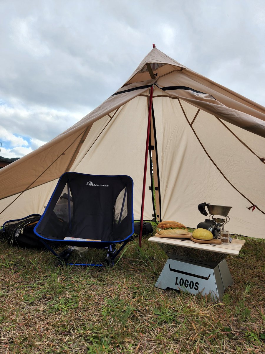 CAMPDIY28's tweet photo. ワークマンの鍛造ペグのお試しで久々登場ワンポールテント。
鍛造ペグってすごいんですね😂
初めて使いましたが、さくさく入ってくれます！
今日もとてもちるいですね☕

#camp #daycamp #coffee #outdoor #logos #Coleman #キャンプ #デイキャンプ #コーヒー #キャンプ好きと繋がりたい https://t.co/PgsFHKyJbA