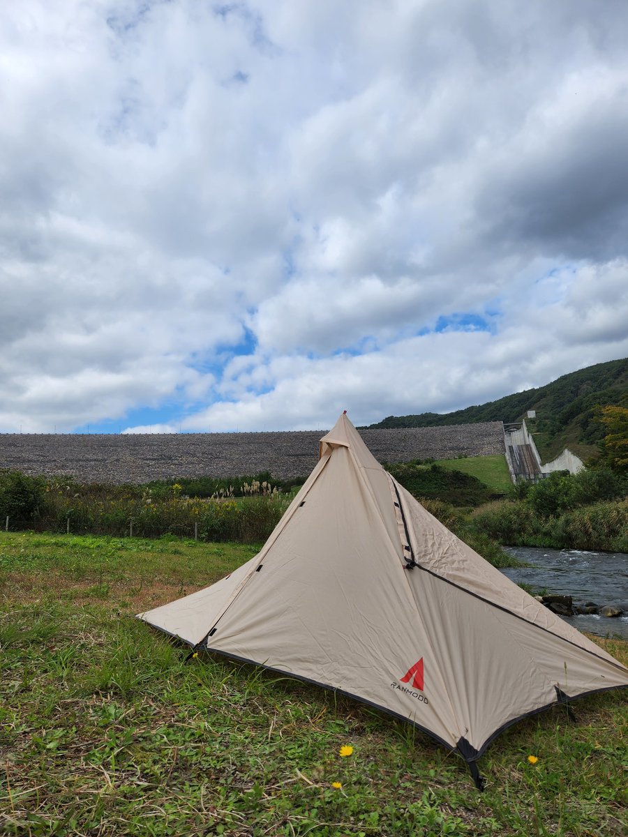 CAMPDIY28's tweet photo. ワークマンの鍛造ペグのお試しで久々登場ワンポールテント。
鍛造ペグってすごいんですね😂
初めて使いましたが、さくさく入ってくれます！
今日もとてもちるいですね☕

#camp #daycamp #coffee #outdoor #logos #Coleman #キャンプ #デイキャンプ #コーヒー #キャンプ好きと繋がりたい https://t.co/PgsFHKyJbA