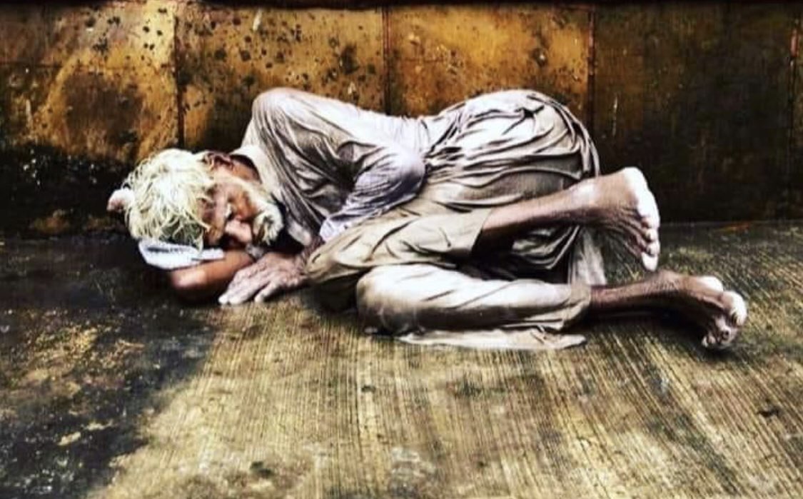 faef_Official's tweet photo. अजीब है ये दुनिया…
कोई सोच रहा है धनतेरस पे कितना सोना ख़रीदना है ..
और कोई सोच रहा है सर्दियाँ आ रही है ,सोना कहाँ है…॥ https://t.co/8jK4U3cV8Z