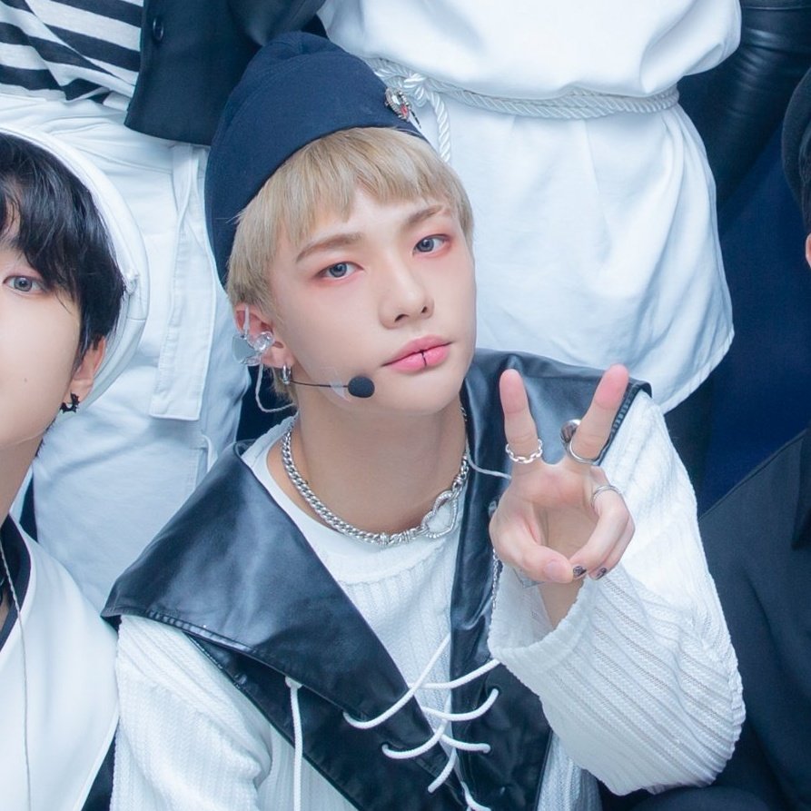 hyunjinpost's tweet photo. today's hyunjin https://t.co/Hg3uKb1iho