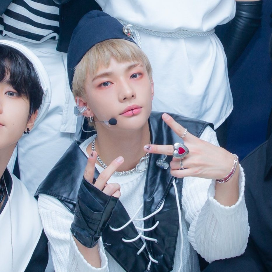 hyunjinpost's tweet photo. today's hyunjin https://t.co/Hg3uKb1iho