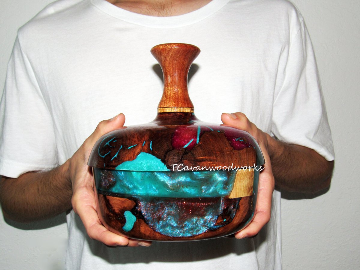 tammycvanaugh's tweet photo. Lidded wood resin art bowl every side has different resin inlays #resin #resinart #woodturning #woodbowls #woodart #etsyshop #resininlays
#handmadewoodgifts https://t.co/E70fQDsAJQ
