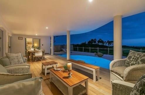 HeyTravellerSA's tweet photo. Experience modern,large and perfect entertainer’s dream home 😁🔥.

📍Knysna

💰 R15 000 for 10
      R1 500pps x 10 friends

👋3days,2nights
👋Sleeps 10
👋Self catering 
👋Private pool
👋Sea views https://t.co/8j16QwsOzK