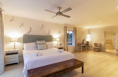 HeyTravellerSA's tweet photo. Experience modern,large and perfect entertainer’s dream home 😁🔥.

📍Knysna

💰 R15 000 for 10
      R1 500pps x 10 friends

👋3days,2nights
👋Sleeps 10
👋Self catering 
👋Private pool
👋Sea views https://t.co/8j16QwsOzK