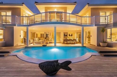 HeyTravellerSA's tweet photo. Experience modern,large and perfect entertainer’s dream home 😁🔥.

📍Knysna

💰 R15 000 for 10
      R1 500pps x 10 friends

👋3days,2nights
👋Sleeps 10
👋Self catering 
👋Private pool
👋Sea views https://t.co/8j16QwsOzK