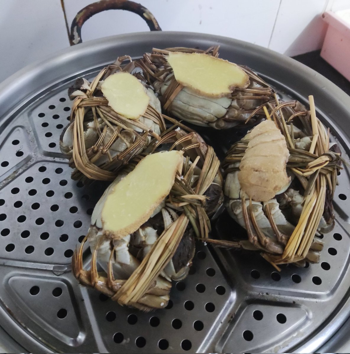 改行卖蟹了!自家老乡出品❤️
超肥大闸蟹，正是好时节!价好，质量好。
实拍图，我先吃上了，蟹很干净，肉爆满鲜甜!私信滴滴下单呀! https://t.co/KrOghAoVmN