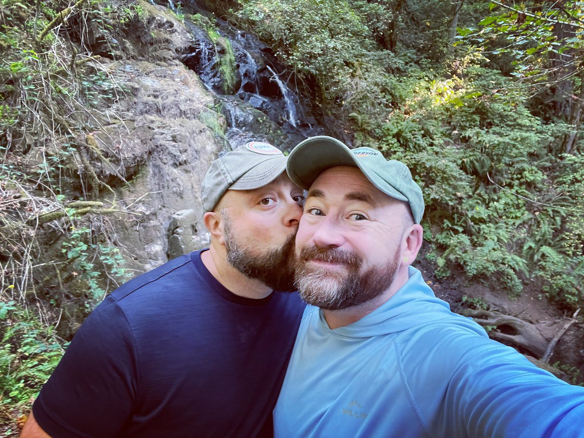 SnackBot3000's tweet image. Had a great hike with @QueerBearPNW this morning. #biggerthantacobell #pnw #gaypnw #perks #snackie