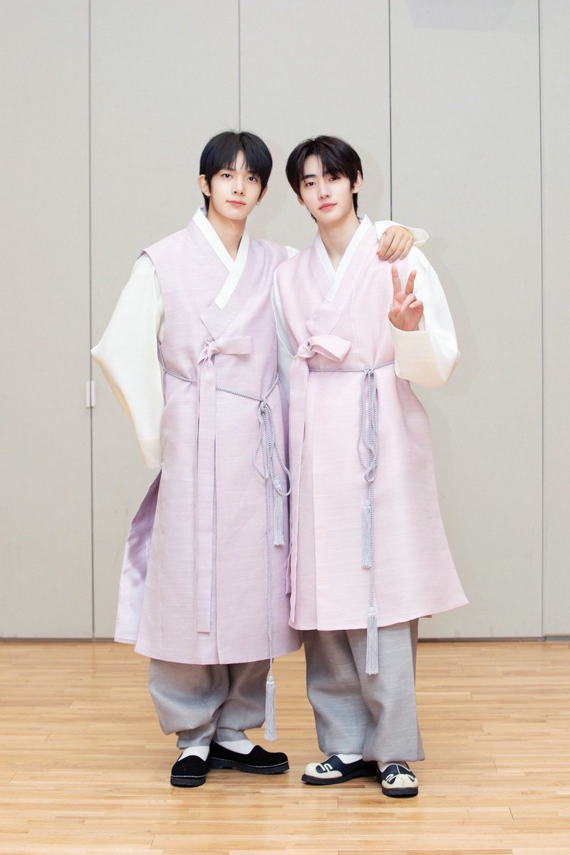 heehoonarchive's tweet photo. @ENHYPEN_members 2021                              2022 https://t.co/hVUySxZaAG
