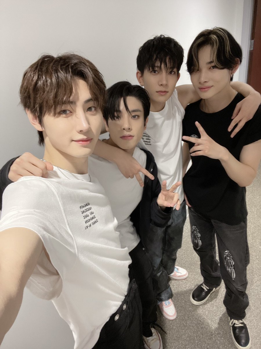 heehoonarchive's tweet photo. @ENHYPEN_members 2021                              2022 https://t.co/hVUySxZaAG