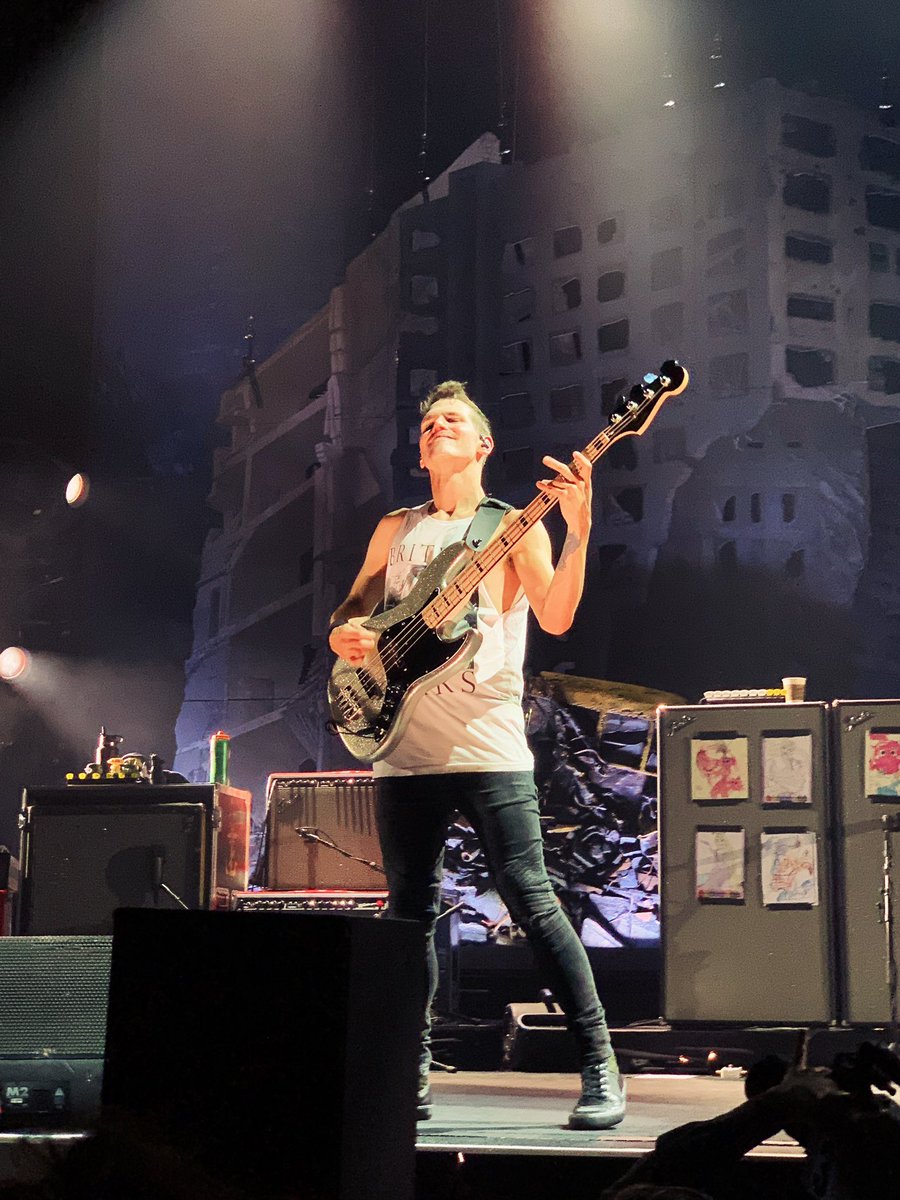 xjerseyorbustx's tweet photo. the best night of my life #MCRLA3 https://t.co/8IW8oQjUpn
