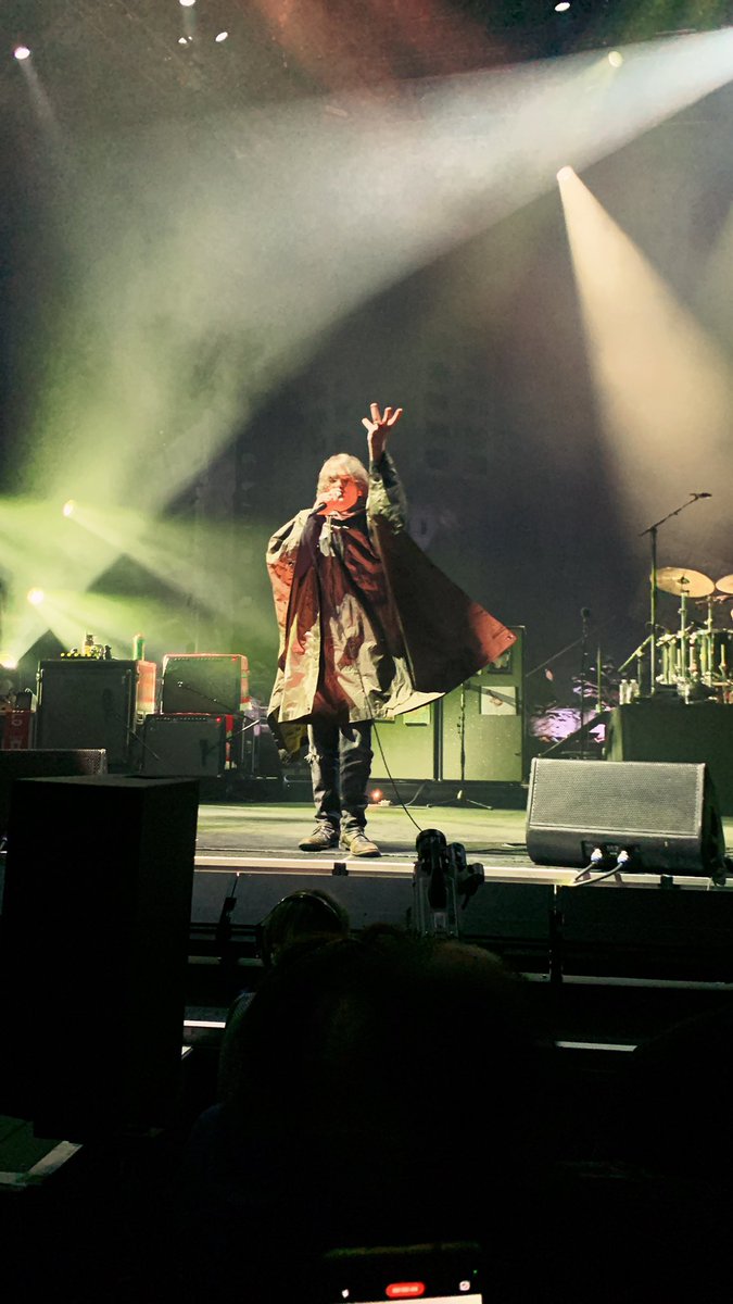 xjerseyorbustx's tweet photo. the best night of my life #MCRLA3 https://t.co/8IW8oQjUpn