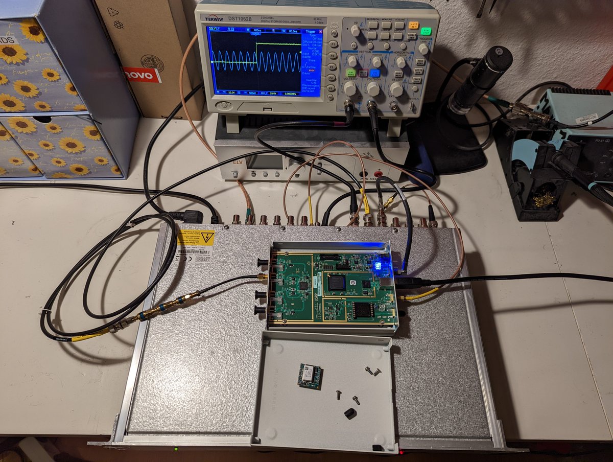 schne1der_'s tweet photo. Thread: As discovered by @ea4gpz the USRP B200/B210 has a delay between a time tag being applied and the samples belonging to the edge of the PPS pulse appearing on the stream. I wanted to know the influence of the sample rate on the delay and threw together a small experiment: https://t.co/Y70vpeCuZw