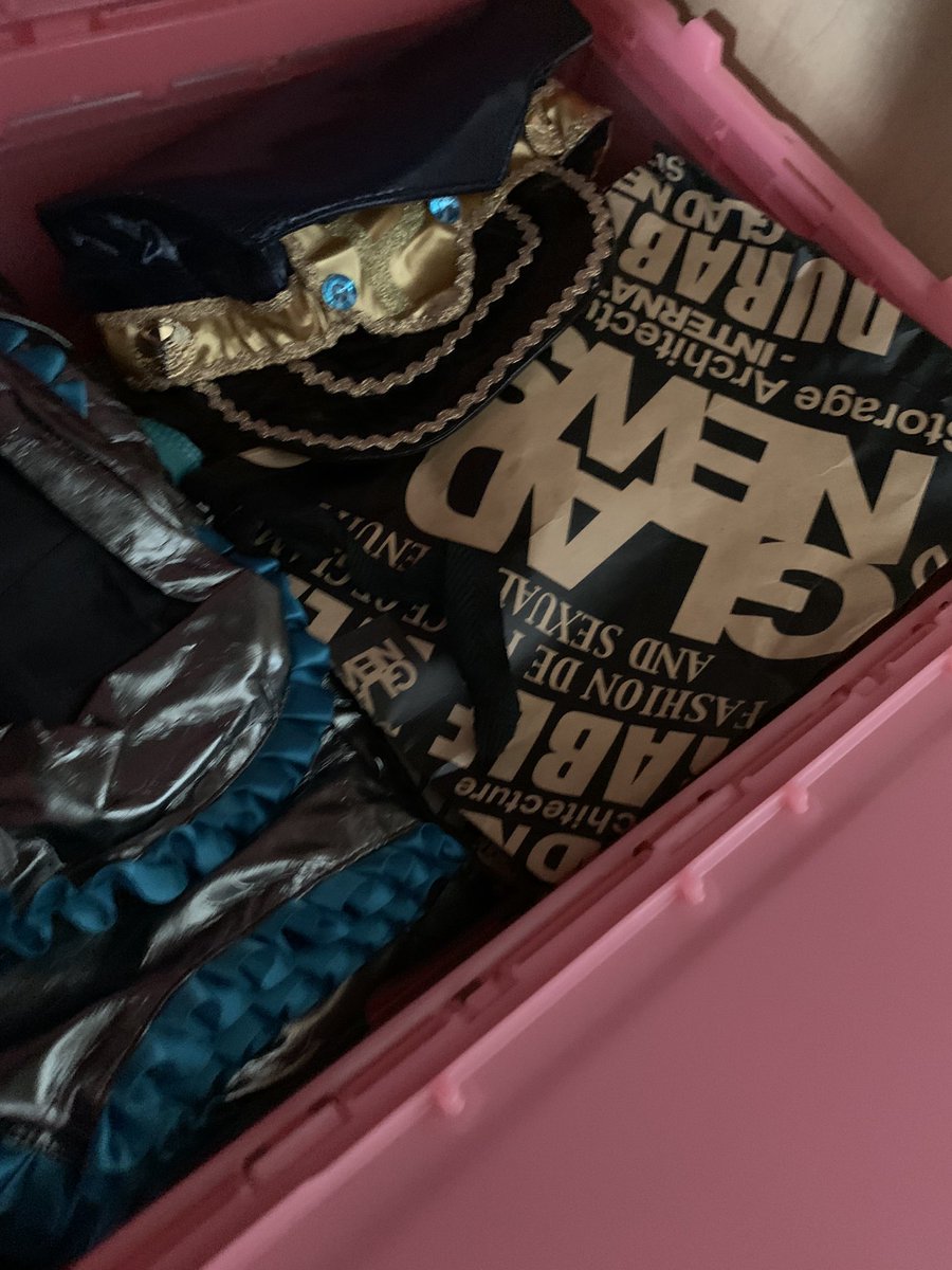 aaaamanman's tweet photo. コスプレ整理整頓しようか悩んでコンテナ開けたらグラッドニュースのショッパーが懐かしすぎて死んだ
 #GLADNEWS https://t.co/MmEdEsrIiD