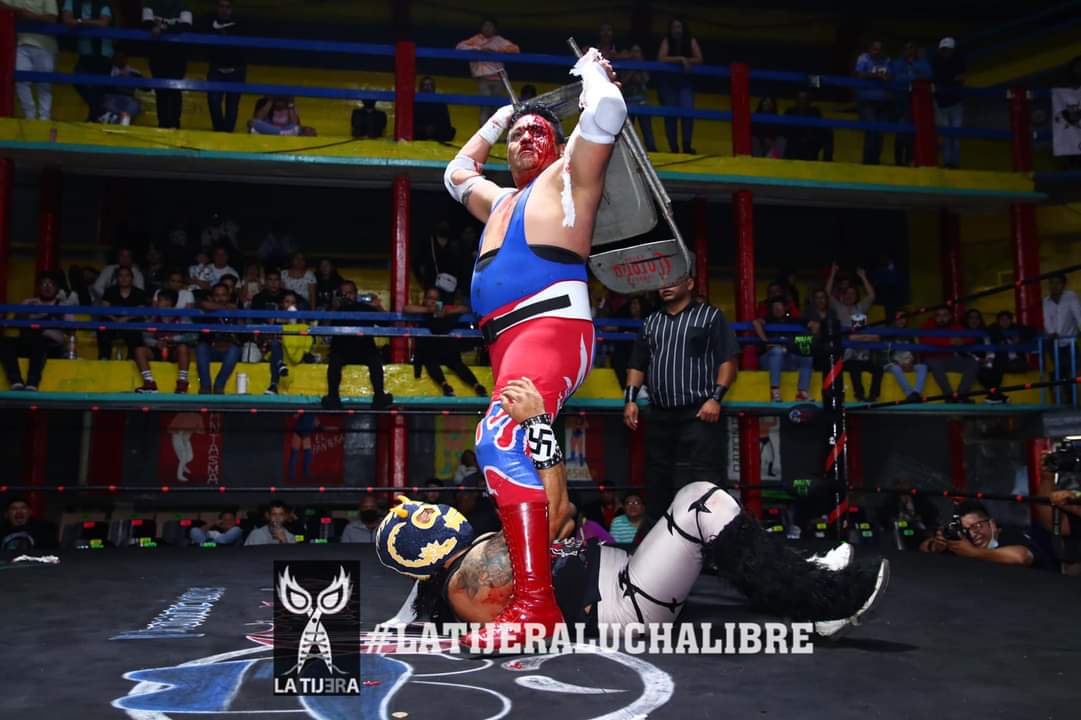 LaTijeraLucha's tweet photo. En lucha por los campeonatos de pareja de #PromocionesCholoDeTijuana en la #ArenaSanJuanPantitlan, hay nuevos monarcas en las figuras de #LosDiabolicos al dar cuenta de la dupla de #LosPerrosPelea, en sangrienta batalla #MrCondor y #ElGallego al doblegar a #DementExtreme... https://t.co/qI2odY6T5D