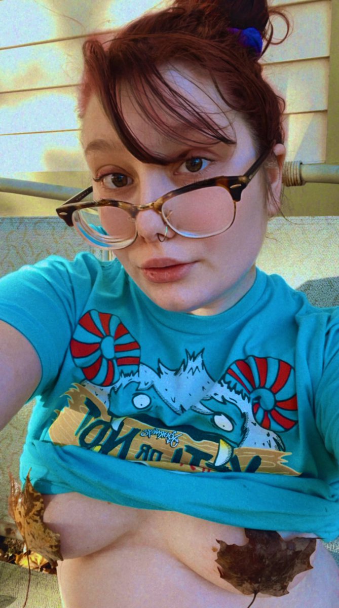 NOTE: leaves will stick to titties when WET 👀💦
No pasties? No problem. Wet leaves are your answer, ladies and gentlemen! 🍁🍂🥵
Happy Fall 🎃😘