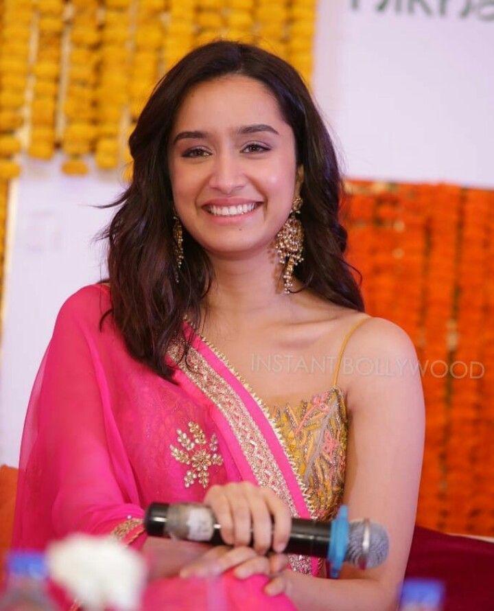 swarshra's tweet photo. You've got a smile that can light up this whole town😩🤌 https://t.co/6zl7GuxZ25