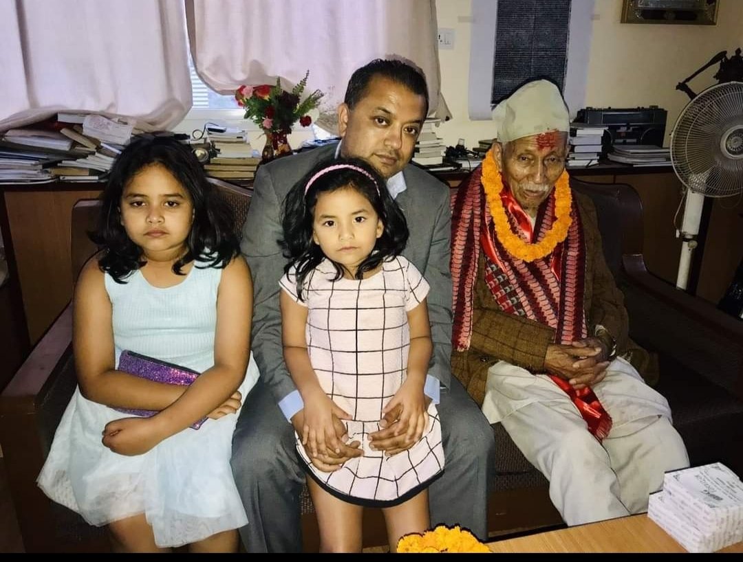 देशले अभिभावक गुमाएको क्षणले स्तब्ध बनाएको छ। केही समय अघि भेट्दा छोरीहरूलाई चिनाएको थिए- 'उहाँ जिउदो इतिहास हो।'नेपाली भाषा,साहित्य,संस्कृतिका शिखर व्यक्तित्व सत्यमोहन जोशी वाङ्गमय शताब्दी पुरुषप्रति हार्दिक श्रद्धाञ्जली!