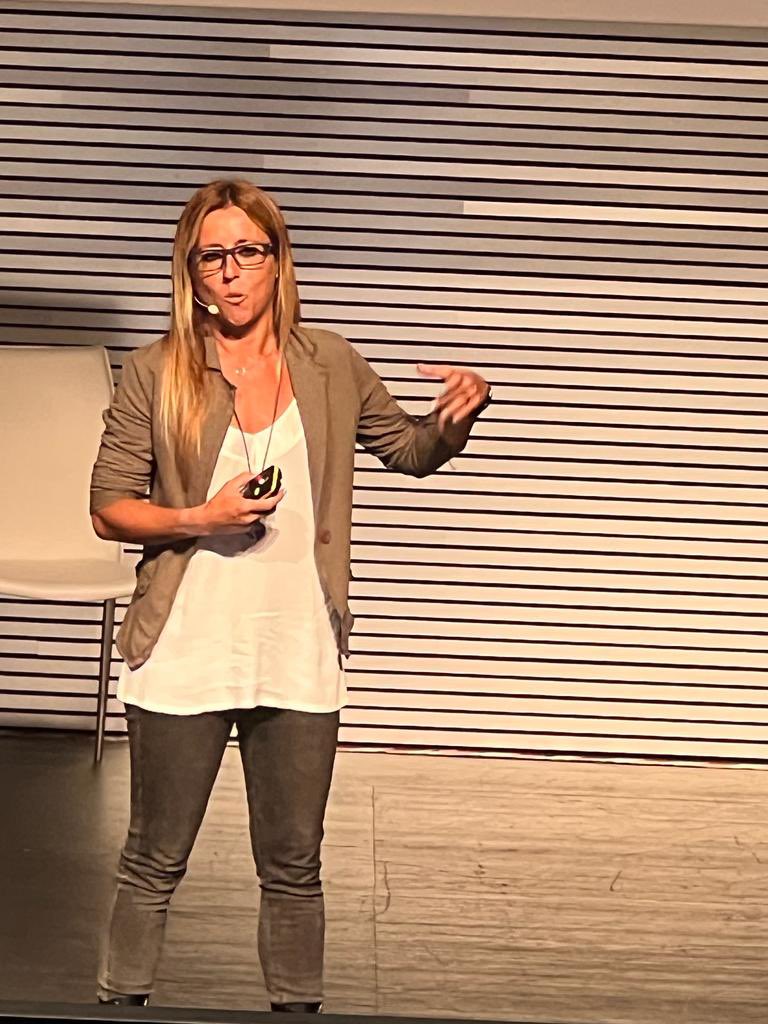 martagonzalezfr's tweet photo. I had so much fun last evening at @Naukas_com  Thank you so much @EnricCulat for inviting me to take part in this event. It was great!! #naukas #NaukasPalma #ageslowlivefast #aging https://t.co/LbNARZpAKe