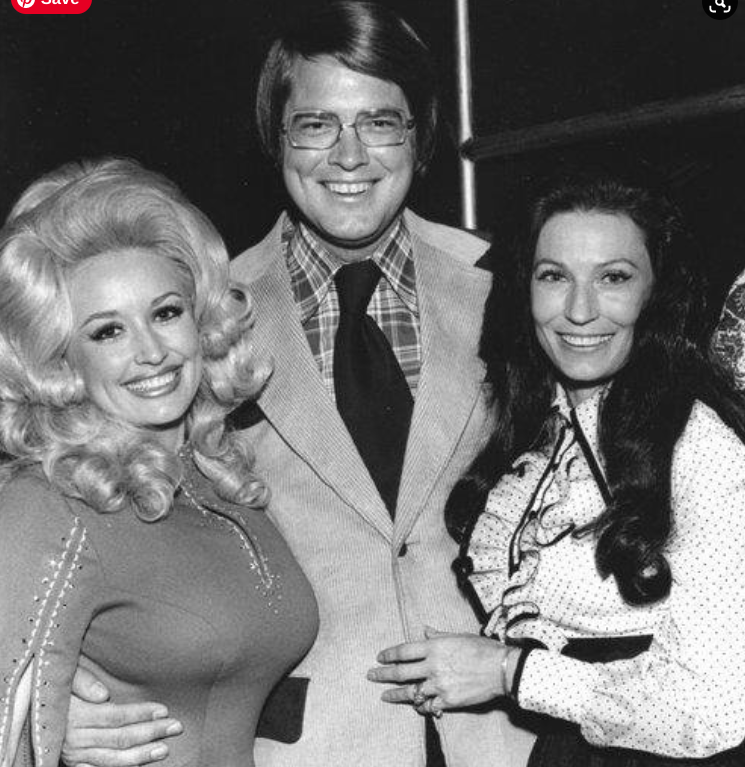 WWHuellGo's tweet photo. Oh, the pic disappeared... let me drop it back in there for @DollyParton . Dolly would be the best confirmation that this is #HuellHowser with #DollyParton and Ms. #LorettaLynn. 🤗 #WhereWouldHuellGo https://t.co/o54DuYA7vM